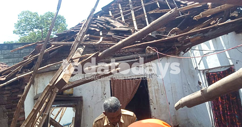 Diterjang Angin Kencang, Rumah Warga Winongan Pasuruan Ambrol