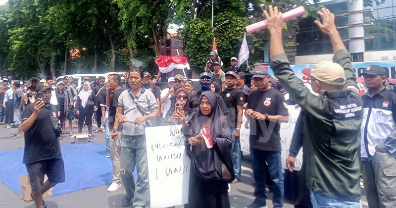 Kritik Kebijakan, LSM Harimau dan PKL Lurug Kantor Wali Kota Probolinggo