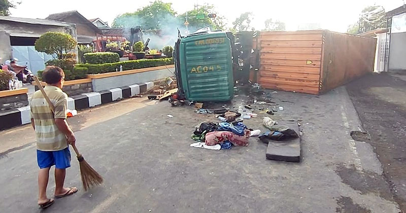 Truk Tabrak Traffic Light di Simpang 4 Gadingrejo, Jalur Pantura Macet