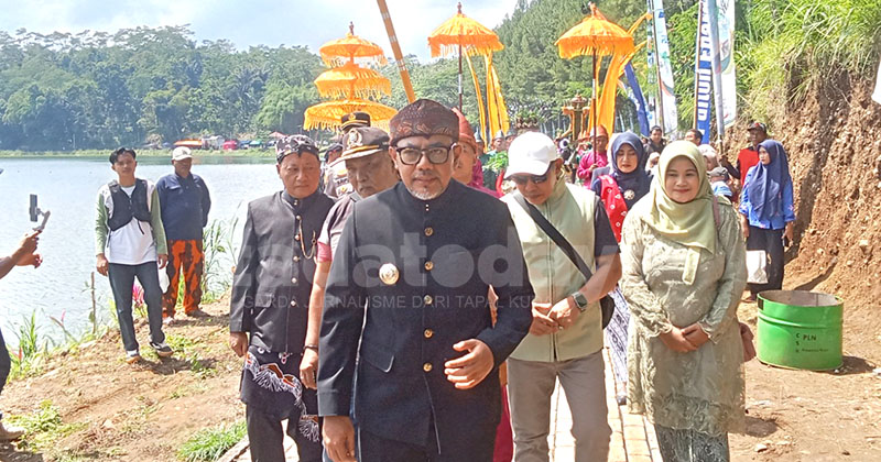 Soft Launching “Seven Lakes Festival”, Pemkab Probolinggo Gelar Larung Sesaji Ranu Segaran