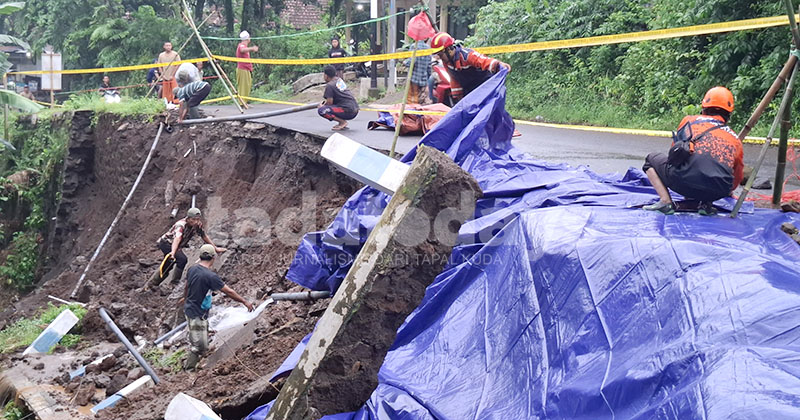 Jalan di Pasrepan Pasuruan Longsor, Pipa Air Bersih Putus, Akses Antarkecamatan Terhambat