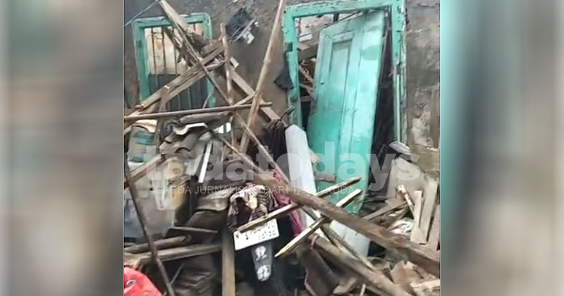 Brak! Rumah di Trajeng Pasuruan Ambruk, Pemilik Mengungsi