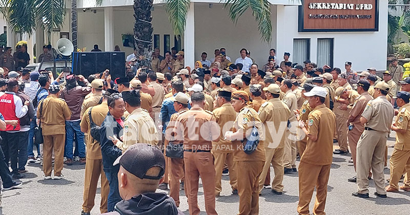 Ratusan Kades Geruduk DPRD Banyuwangi, Tuntut Klarifikasi Tuduhan Pemotongan Bansos