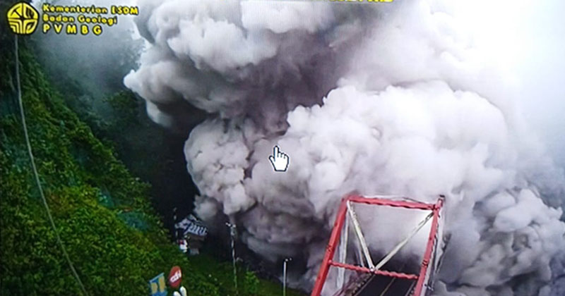 Gunung Semeru Naik ke Level IV, Luncurkan Awan Panas 14 Km Lewati Gladak Perak