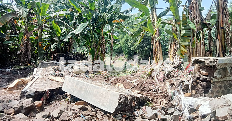Plengsengan di Pohjentrek Pasuruan Ambrol Terdampak Banjir, Warga Waswas