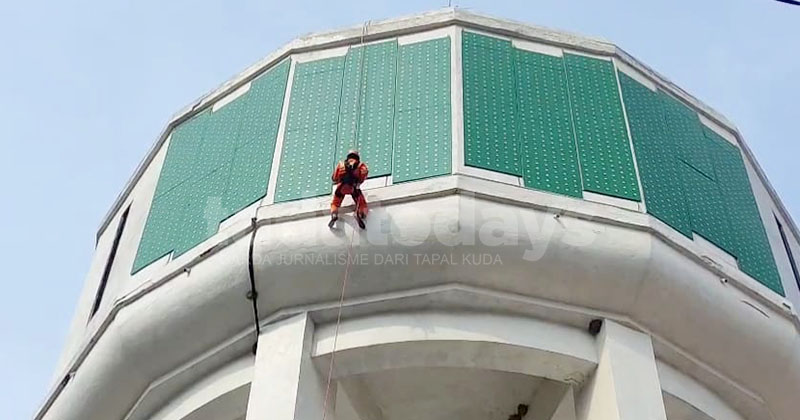 Damkar Pasuruan Panjat Menara Air Setinggi 20 Meter Demi Ambil Drone Warga yang Nyangkut