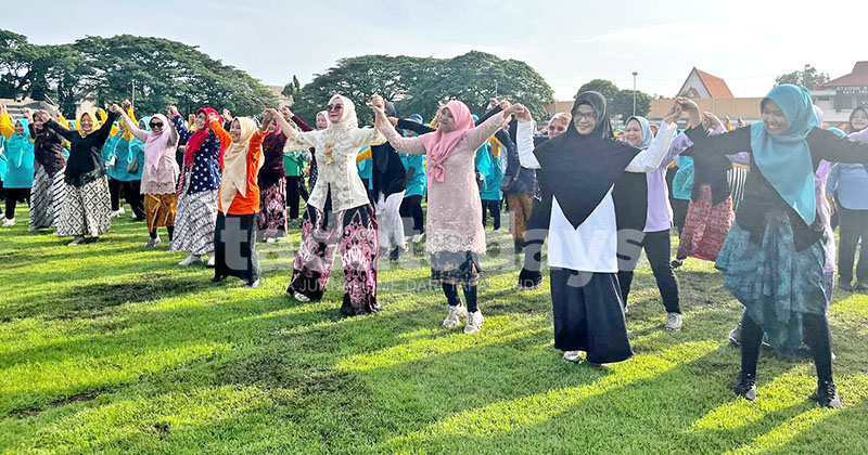 Peringati Hari Ibu, Ribuan Guru PAUD Se-Kota Probolinggo Senam Bersama