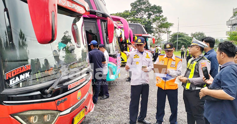 Ramp Check Bus Wisata di Pasuruan, Polisi Temukan KIR Mati hingga Alat Keselamatan Tidak Lengkap