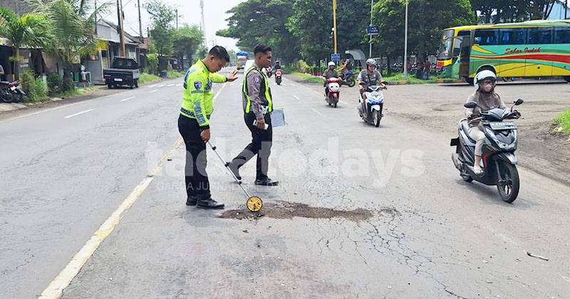 Bus Serobot Jalur di Jalur Pantura Rejoso Pasuruan, Pemotor Tewas Kena Sasak