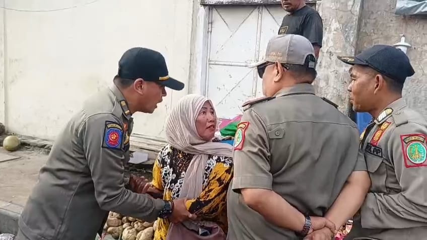 Penertiban Trotoar di Sekitar Stasiun Pasuruan Diwarnai Protes, Pedagang Banting Galon