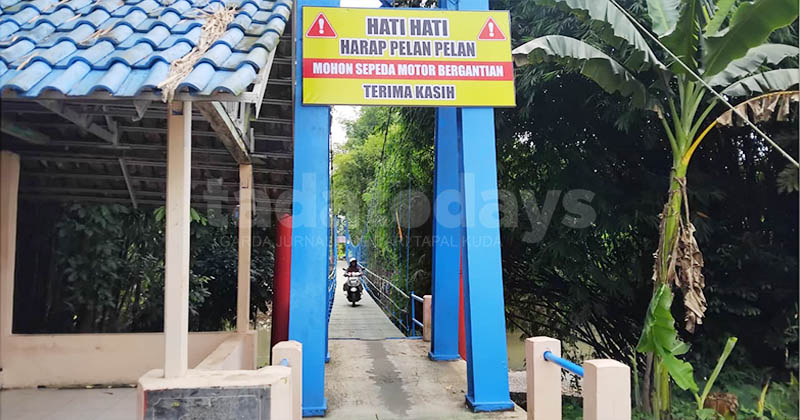 Hasil Gotong Royong Warga, Jembatan Gantung Darus Jubung Kembali Bisa Dilintasi