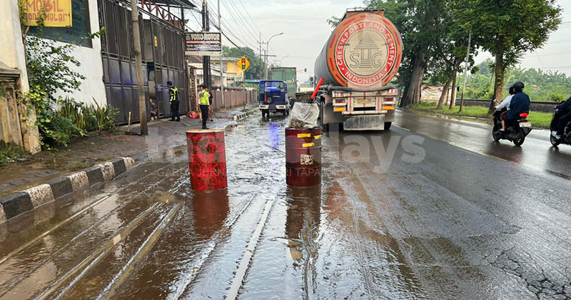 Terpeleset di Jalan Licin Pantura, Pemotor Asal Jember Tewas