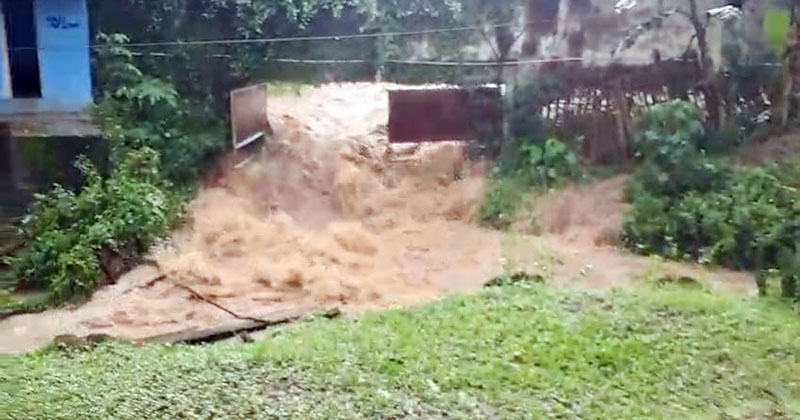 Pemandian Banyubiru Park Milik BUMDes di Pasuruan Banjir, Pintu Sungai pun Jebol