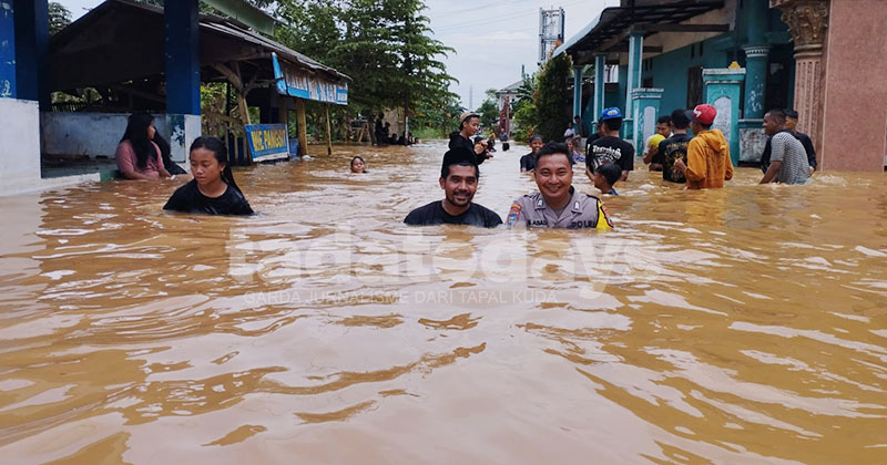 Banjir di Pasuruan Belum Surut, 3 Desa Dirikan Dapur Umum, Produksi Seribu Nasi Bungkus