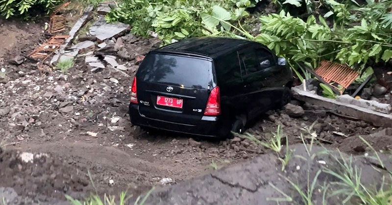 Cuaca Ekstrem, Parkiran Diskominfo Jember Ambrol, Satu Mobil Operasional Terperosok ke Sungai