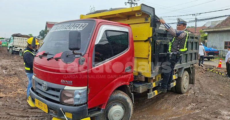 Tanah Uruk SR Kota Pasuruan Kerap Tercecer di Jalan, Polisi Tertibkan Truk Proyek
