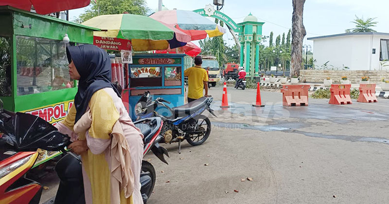 Satpol PP Kota Probolinggo Surati PKL di Alun-Alun, Sebagian Pindah ke Museum, Pemkot Diminta Tegas