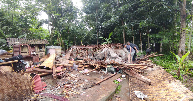 Hujan Dini Hari, Satu Rumah Warga di Arjasa Jember Roboh