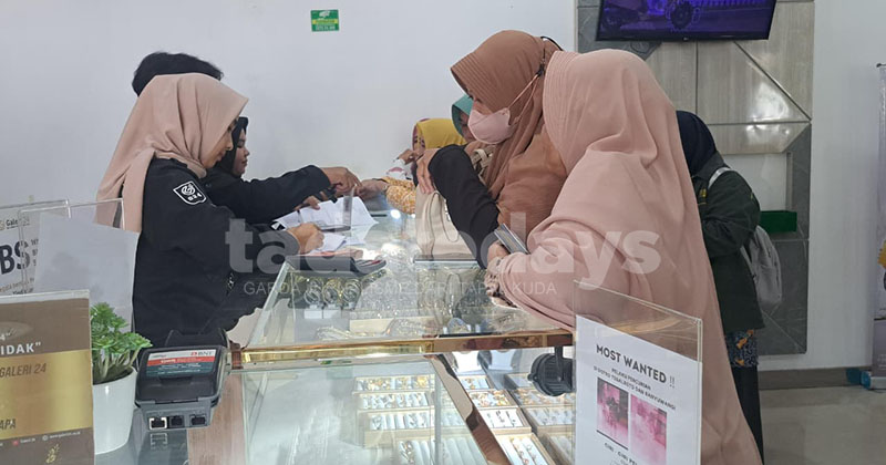 Harga Emas Melejit, Warga Jember Mulai Alihkan Tabungan ke Logam Mulia