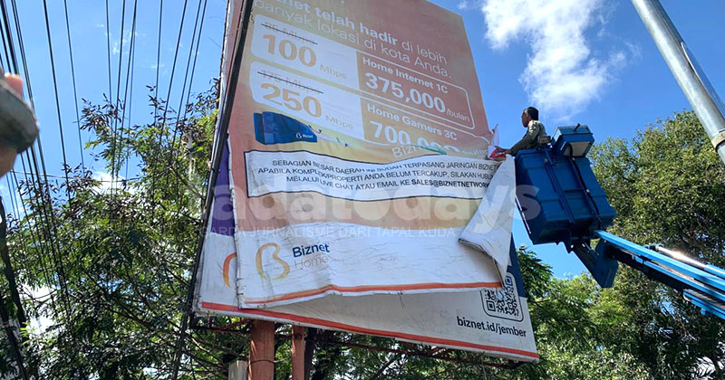 Reklame Mati Izin Menjamur di Pusat Kota Jember, Satpol PP Mulai Sapu Bersih