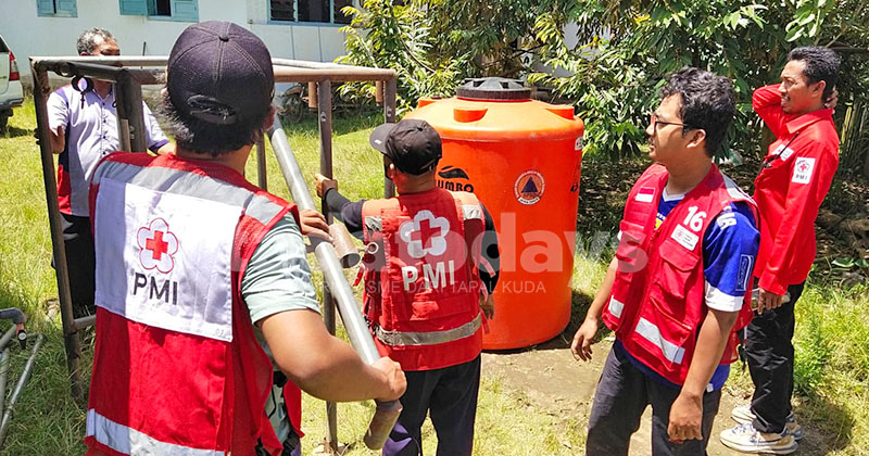 Pipa Air Hilang Diterjang Banjir Pakis, Warga Andalkan Droping Air Bersih