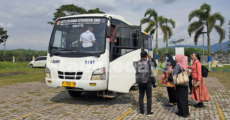 Shuttle Bus Gratis Bandara Notohadinegoro Kembali Jalan, Penumpang Masih Didominasi Arah Kota
