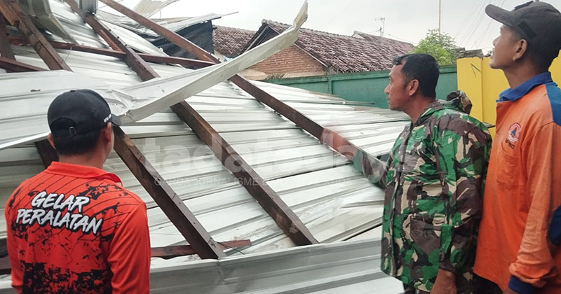Angin Puting Beliung Terjang Desa Pohsangit Leres Probolinggo, Dapur MBG dan 20 Rumah Rusak