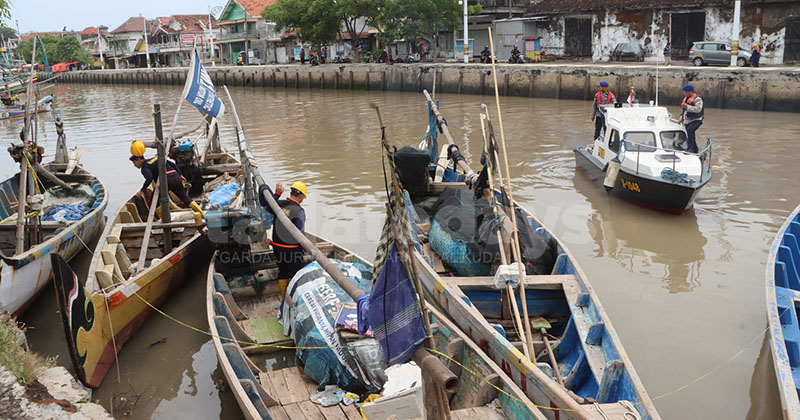Polisi Temukan Bekas Bom Molotov Saat Penyelidikan Pembakaran Kapal
