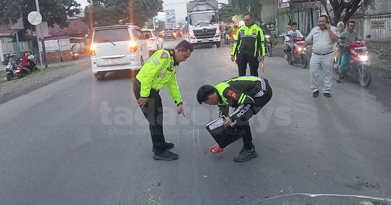 Tiga Remaja Paiton Meninggal setelah Motornya Masuk Kolong Truk Gandeng