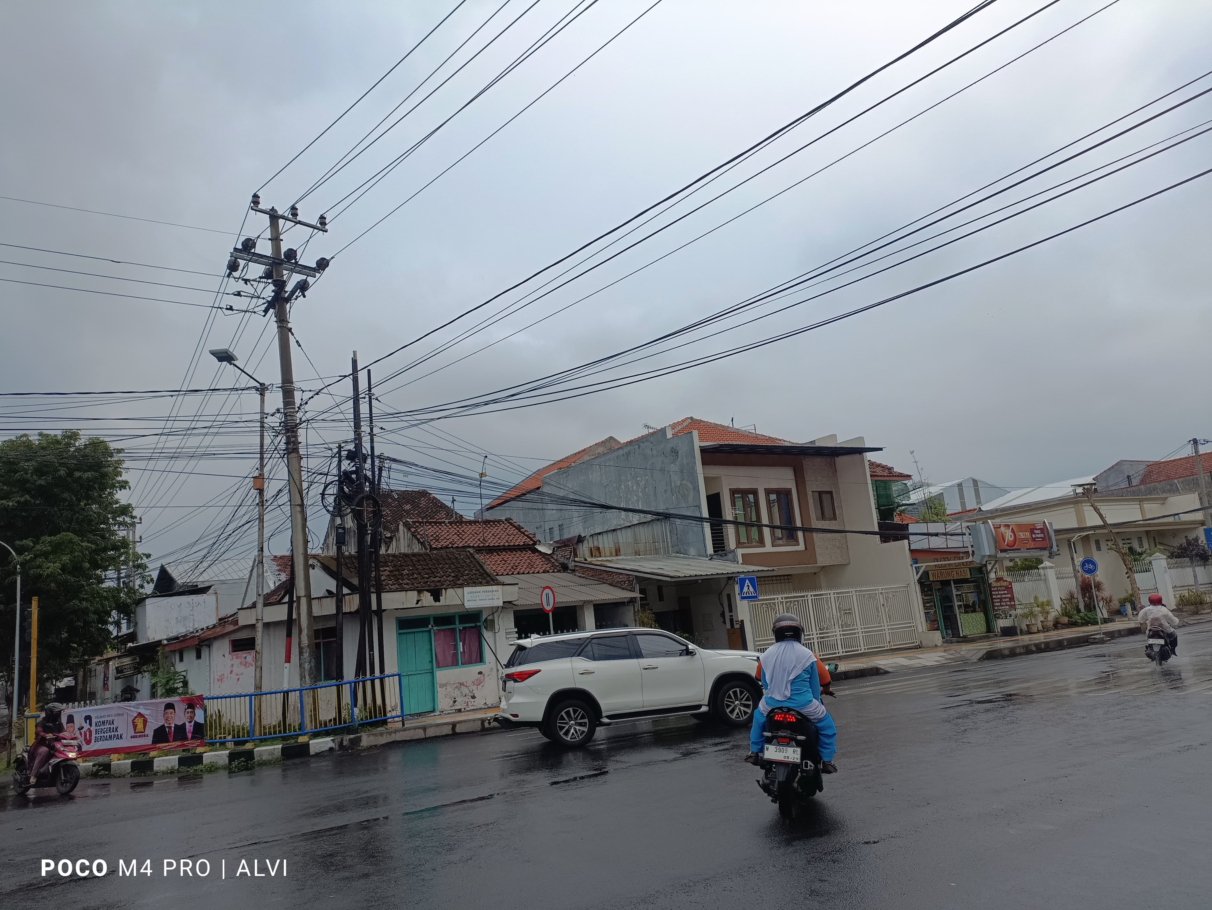 Jalan Diperbaiki, Namun Kabel-Kabel di Jalan Soetta Kota Probolinggo Semrawut
