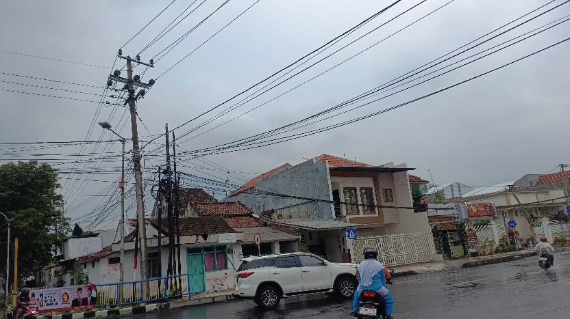 Jalan Diperbaiki, Namun Kabel-Kabel di Jalan Soetta Kota Probolinggo Semrawut