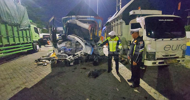 Diduga Sopir Ngantuk, Truk Muat Durian Sasak Truk Lain di Tol Gempas, 1 Tewas