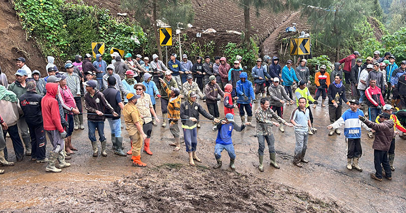 Warga Tengger Gotong Royong Tarik Truk dari Jurang 40 Meter usai Longsor Tosari