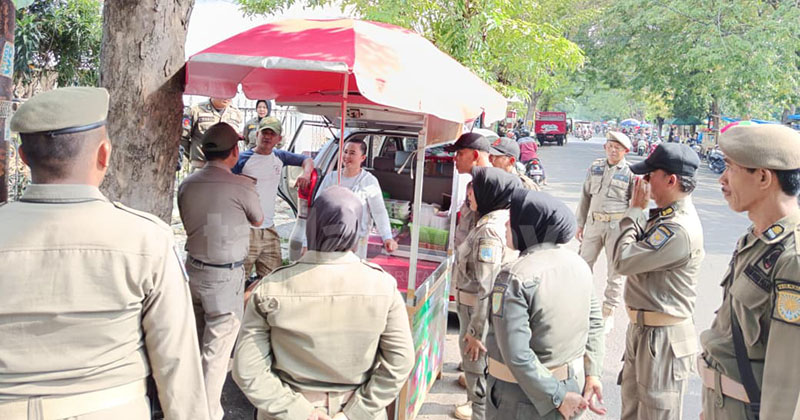 Satpol PP Kota Probolinggo Tertibkan PKL Cokroaminoto, Diduga Ada Oknum yang Menyewakan