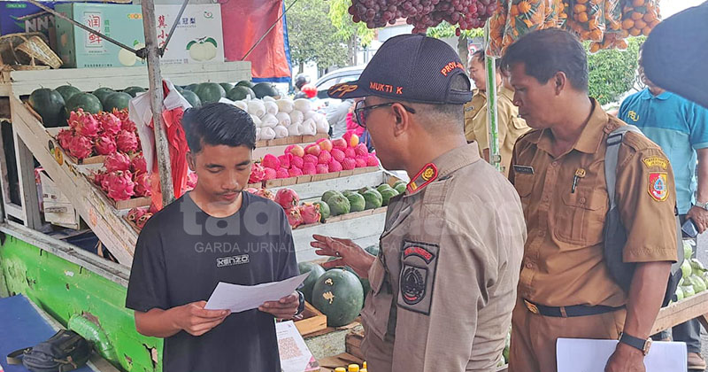 Satpol PP Jember Tertibkan Spanduk hingga Lapak PKL yang Ganggu Trotoar