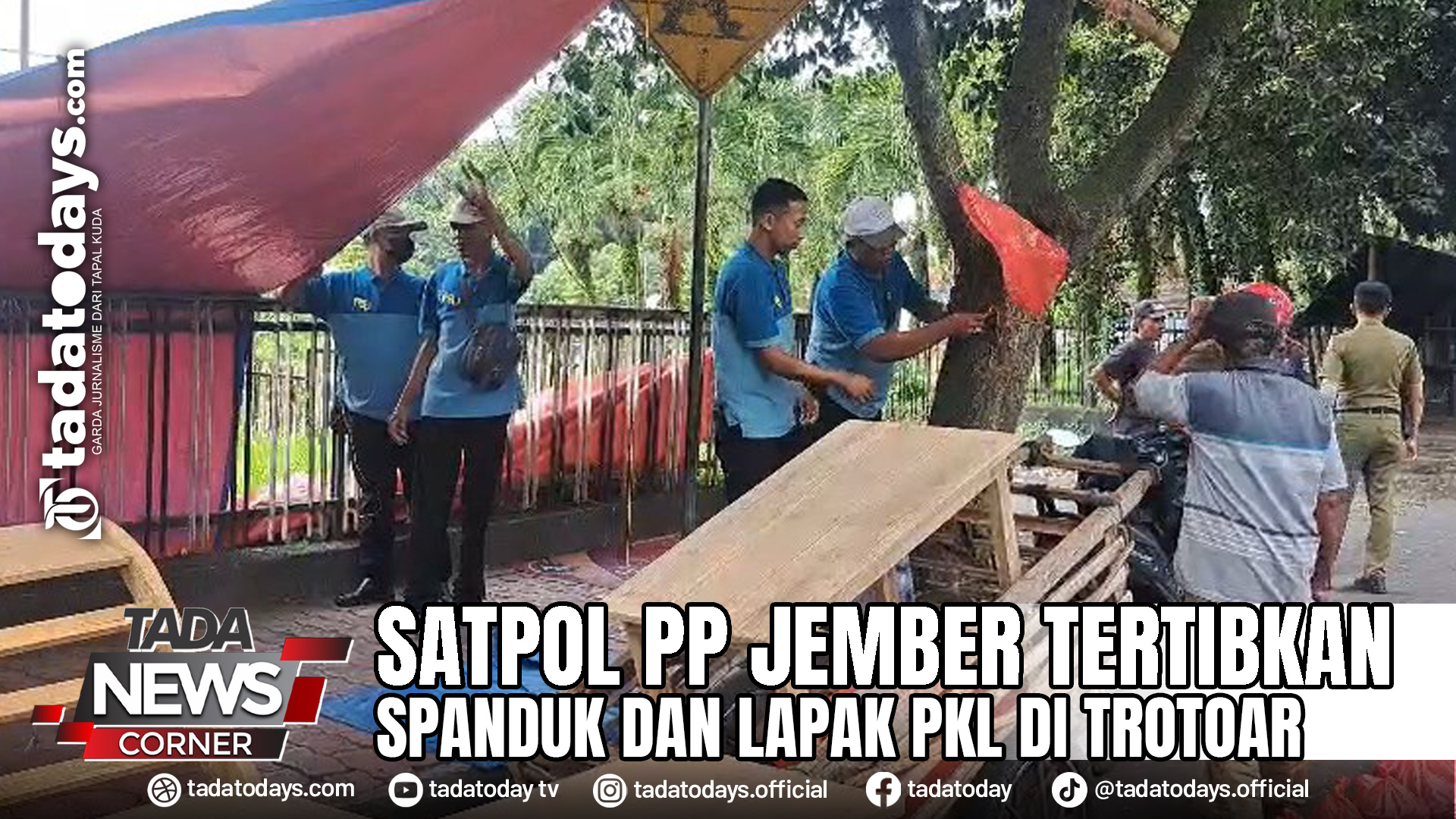 SATPOL PP JEMBER TERTIBKAN SPANDUK DAN LAPAK PKL DI TROTOAR