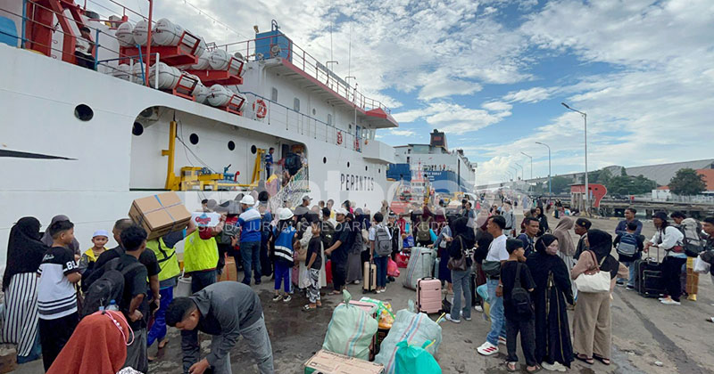 Ratusan Pemudik asal Kepulauan Madura Padati Kapal Perintis di Pelabuhan Tanjung Wangi
