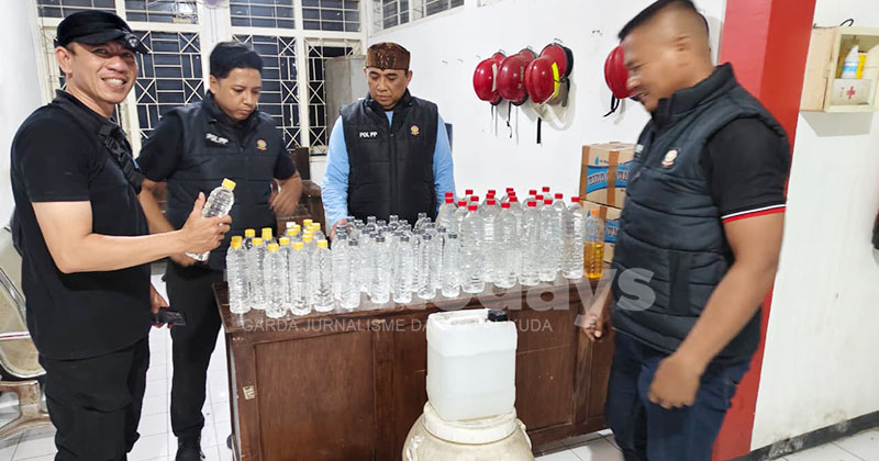 Gerebek Rumah Dekat Pesantren di Gending, Satpol PP Probolinggo Amankan Puluhan Liter Arak Bali