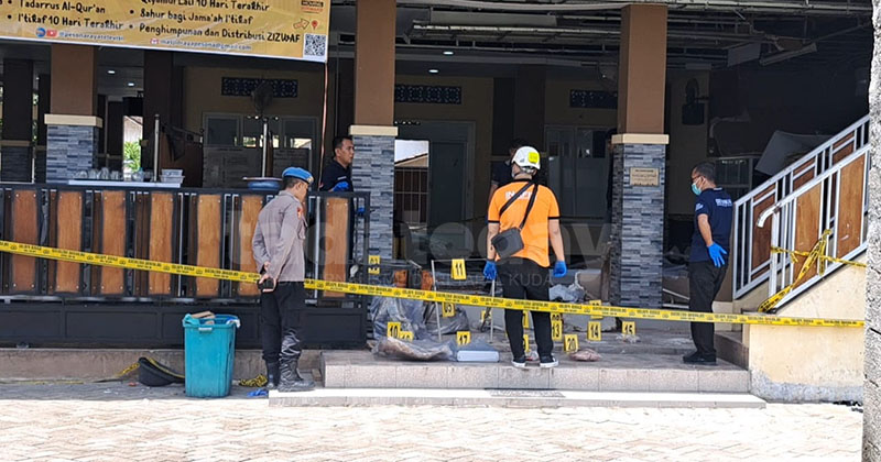 Polda Jatim Olah TKP Ledakan di Masjid Jember, Duga Lemari Besi di Lantai Dua sebagai Titik Awal
