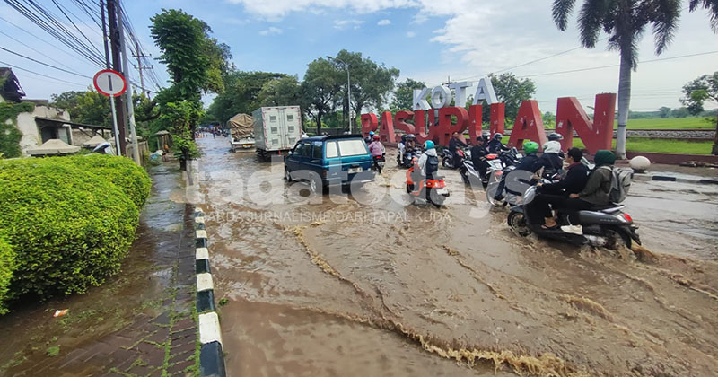 Jalur Pantura Blandongan Pasuruan Terendam Banjir, Arus Mudik Terganggu