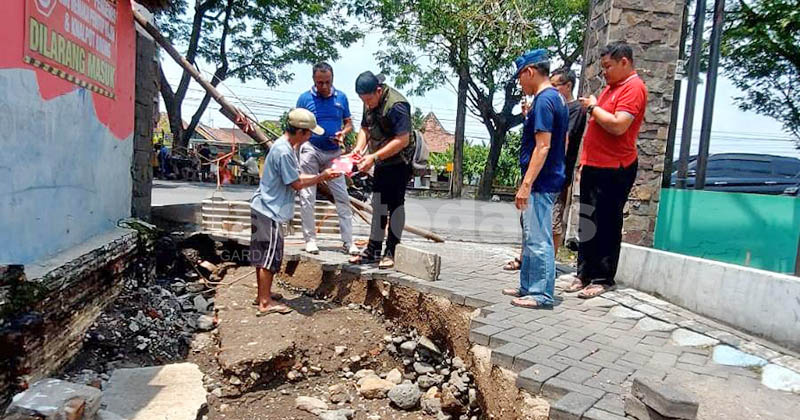 Jalan di Beji Pasuruan Ambrol Diterjang Banjir, Diperbaiki Pakai BTT