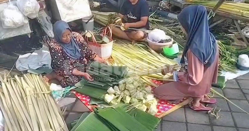 Warga Pasuruan Berburu Janur untuk "Kupatan", Pedagang Raup Omzet Jutaan