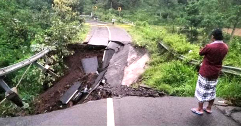 Jembatan Akses menuju Wisata Air Terjun Madakaripura Probolinggo Ambrol, Dua Warga Terluka