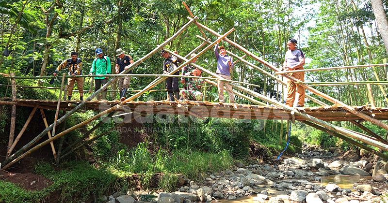 Pasca Jembatan Ambrol, Warga Lumbang Bangun Jembatan Darurat untuk Kendaraan Roda Dua