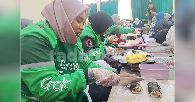 Ojol Perempuan Jember Didorong Naik Kelas, Belajar Sushi hingga Minuman Meksiko