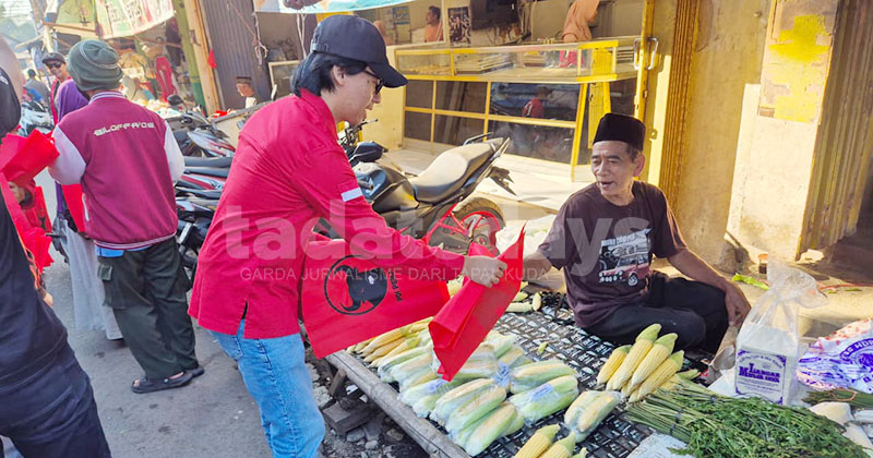 Soroti Lonjakan Harga Plastik, PDIP Jember Bagikan Seribu Tas Belanja dan Dorong Regulasi