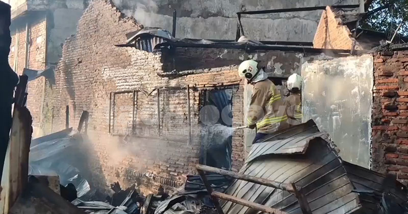 Rumah dan Warung Kopi di Gempol Terbakar, Diduga Dipicu Korsleting Listrik