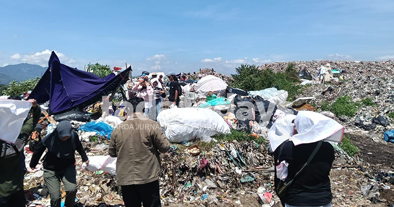 Peringati Hari Bumi, Mapala Jember Panen Pupuk Organik di TPA Pakusari