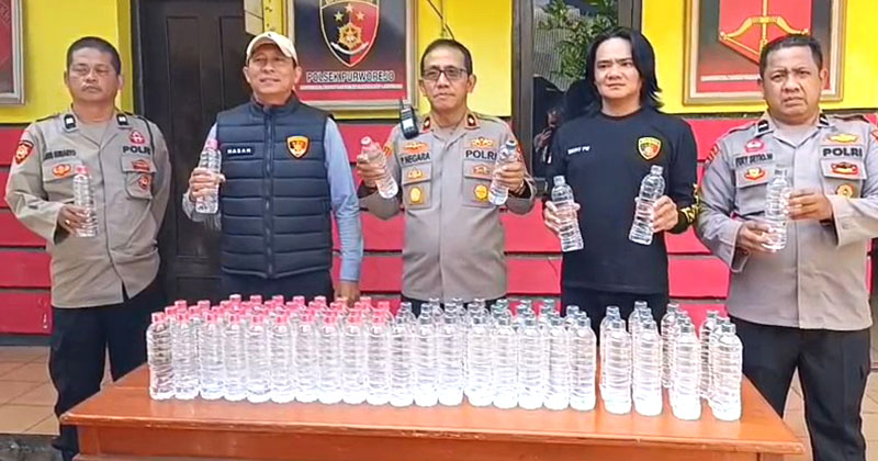 Karyawan Swasta Nyambi Jual Arak Bali via Online, Digrebek Polisi Saat Bawa Ratusan Botol