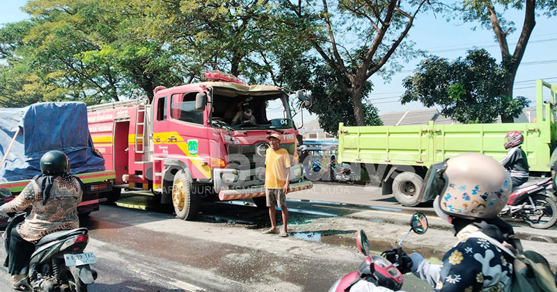Kendaraan Damkar Pasuruan Tabrak Truk Molen Saat Menuju Lokasi Kebakaran di Gempol